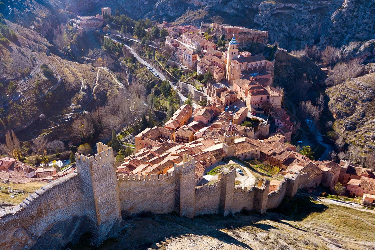 Ruta por la Sierra de AlbarracÃn en Camper: pueblos medievales y paisajes rojizos en otoño